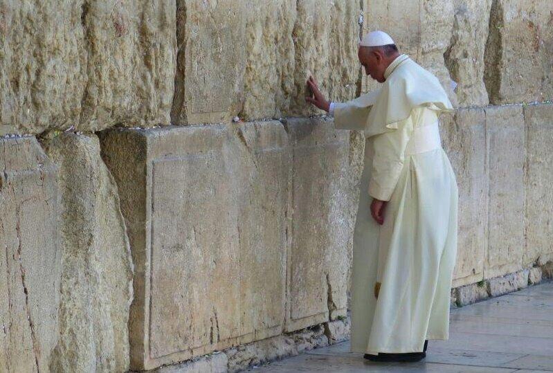 Pope Francis prays at Wailing Wall kotel Wikimedia
